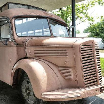 Jadran film restaurira legendarni autobus iz filma "Ko to tamo peva"