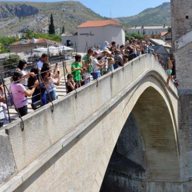 Veliki broj skakača na tradicionalnim "Skokovima sa Starog mosta"