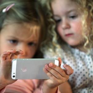 Djeca su vještija s mobitelima nego u čitanju i vezanju cipela