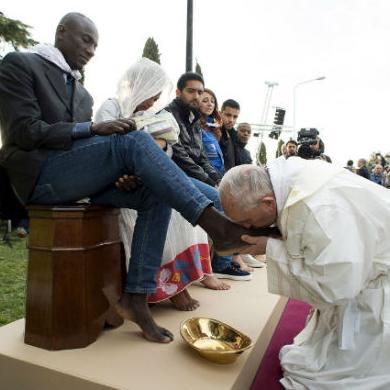 Papa Franjo na Veliki četvrtak oprao noge izbjeglicama
