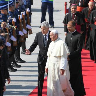Papa Franjo doputovao u Sarajevo