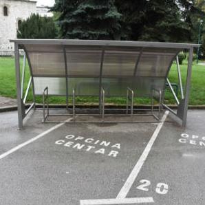 Natkriveno biciklističko parkiralište ispred ulaza u Općinu Centar