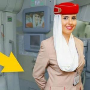 Zašto stjuardese drže ruke iza leđa pri dobrodošlici putnicima u avion?