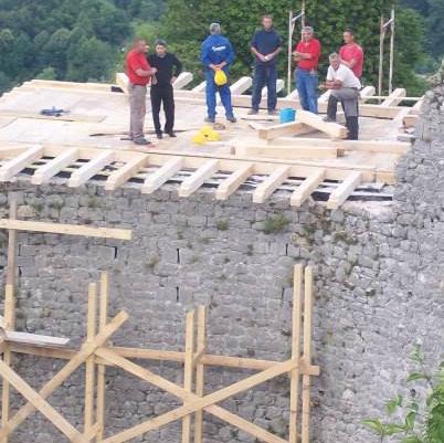 Otvorena sjeverna kula Starog grada Ostrovica iznad Kulen Vakufa