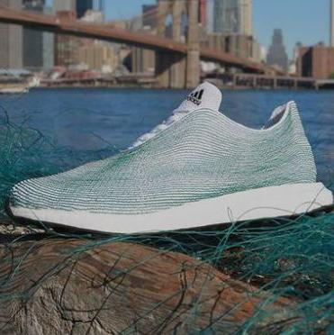 Adidas počeo proizvodnju tenisica od otpadne plastike iz oceana