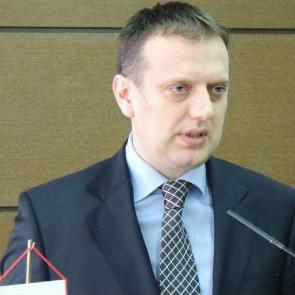Banjaluka: Ukinuti taksu za reklamiranje na vozilima