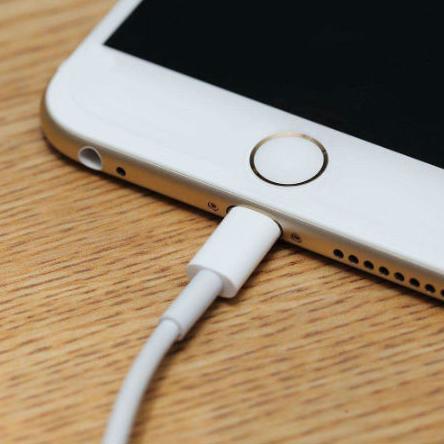 Bečki kafić počeo da naplaćuje punjenje mobitela