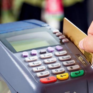 EU staje na kraj nevidljivim naknadama kod plaćanja karticama