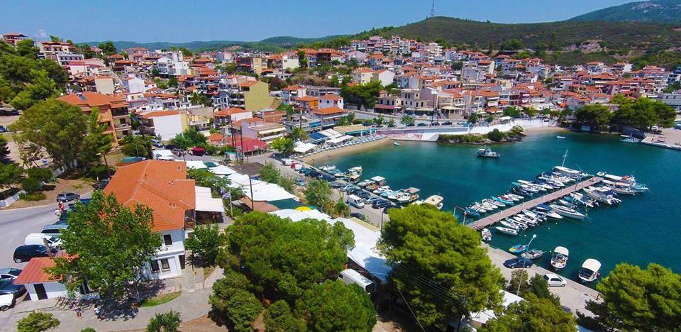Neos Marmaras poznat po izvrsnoj gradskoj plaži i aktivnom noćnom životu