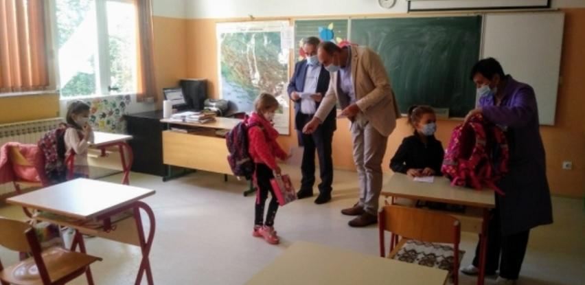 Novčana pomoć za prvačiće
