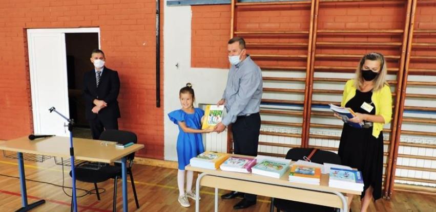 Općinski načelnik uručio udžbenike za jablaničke prvačiće