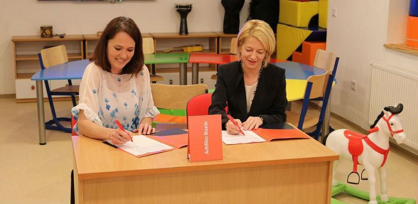 Addiko banka finansira nabavku GPS narukvica za djecu sa autizmom