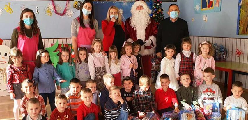 Mališanima sokolačkog vrtića podijeljeno 150 novogodišnjih paketića