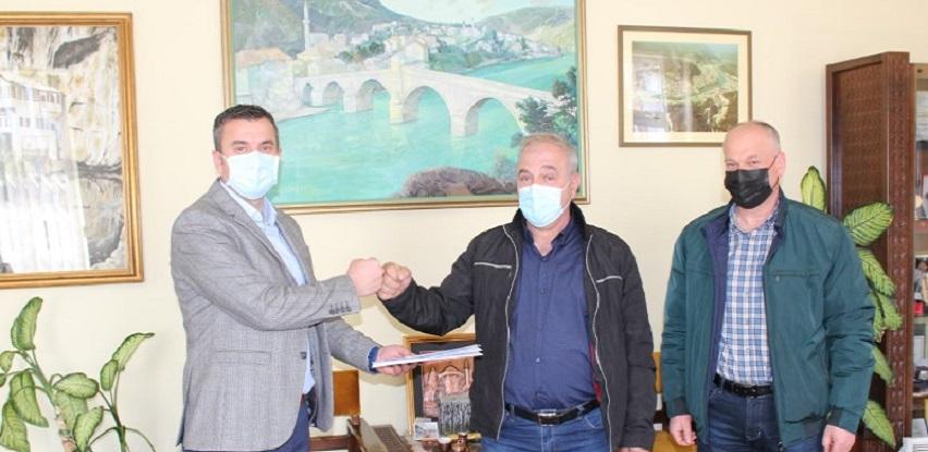 Općina Konjic poklonila putnički automobil kombi udruženju "I"