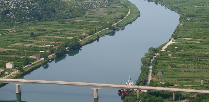 Na trasi autoceste predviđena je gradnja mosta preko Neretve dugog 2960 metara