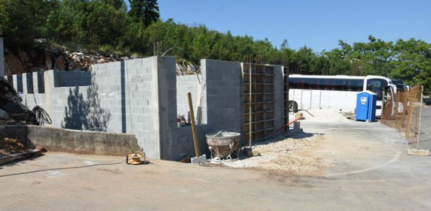 Bumat gradi javni wc u podnožju brda Križevac