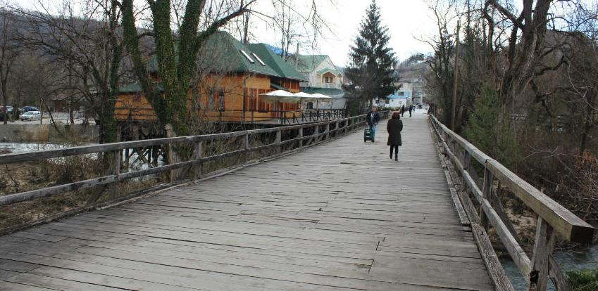 Uskoro rekonstrukcija gradskog drvenog mosta 'Mlinovi' u Bosanskoj Krupi