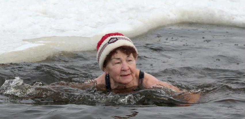 Ona ima 83 godine i šampionka je plivanja u ledenoj vodi