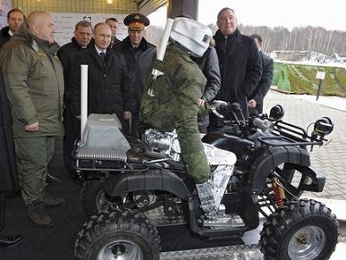 Putinov borbeni robot puca iz pištolja, vozi i pruža pomoć