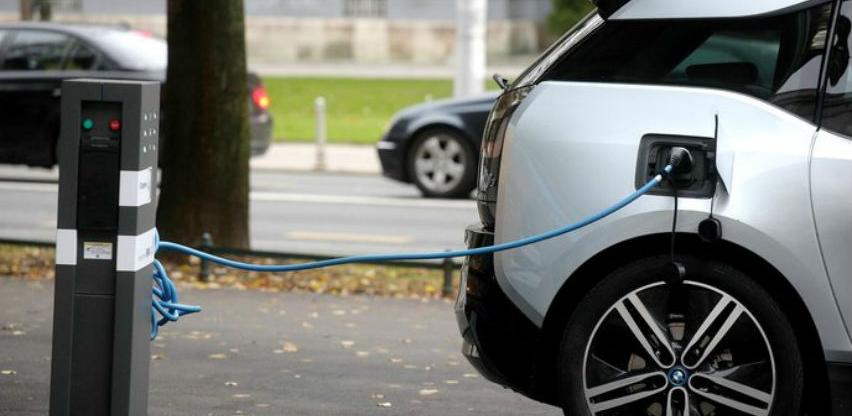 Novi tipovi električnih vozila u EU moraju proizvoditi buku
