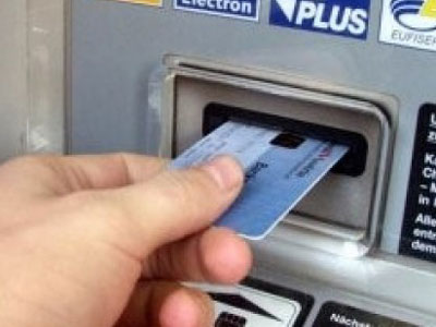 Zbog poreza na depozite štediše pohrlile na bankomate