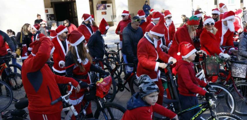 Mostar: Održana biciklijada Djeda Božićnjaka, razveselila najmlađe