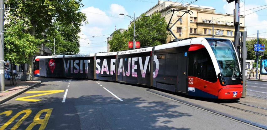 Tramvaj s natpisom 'Visit Sarajevo' kruži ulicama Beograda