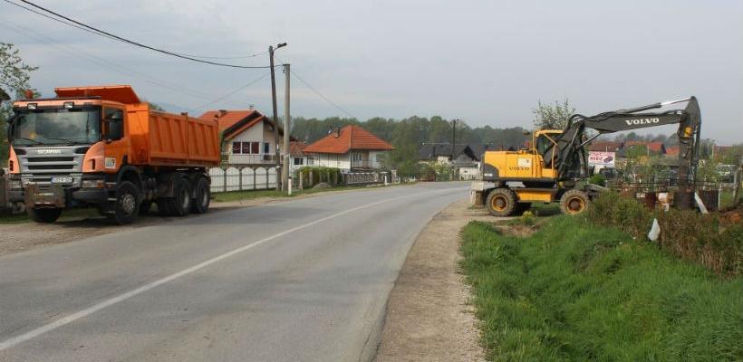 Počela izgradnja pješačke staze i kanalizacije na putu Tuzla-Zvornik