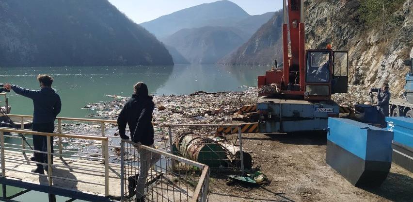 Počelo čišćenje plutajućeg otpada u Višegradskom jezeru