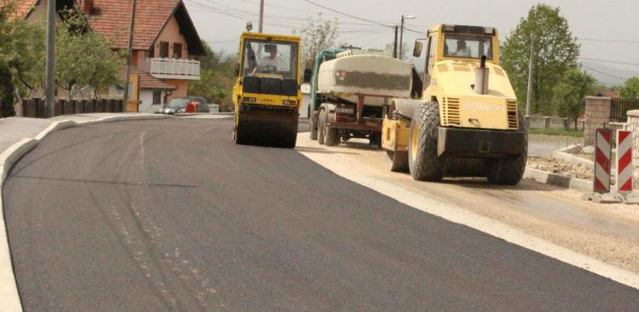 Izgradnja i asfaltiranje treće kolovozne trake i pješačke staze u Dubravama