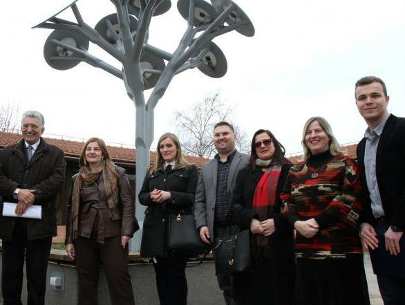'Solarno drvo' za punjenje mobitela i laptopa postavljeno u Sarajevu