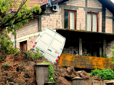 U Tuzli potpisan tripartitni ugovor o izgradnji kuća uništenih u klizištu