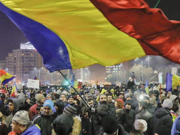 Povučena sporna uredba o korupciji: Rumuni i dalje na protestima
