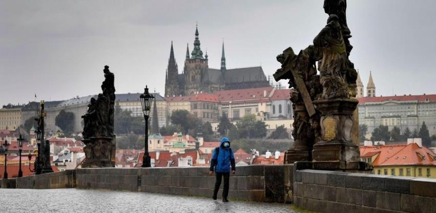 U Češkoj se na tri sedmice zatvaraju škole, restorani, kafići, barovi...