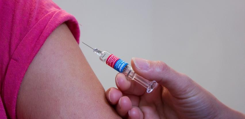 Građani se pozivaju na masovnu imunizaciju, nadležni kažu – ima vakcina