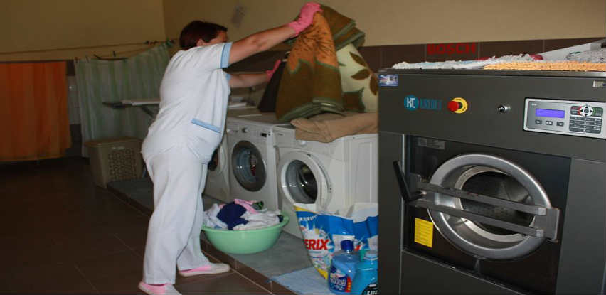 Centar Fenix starijim licima pruža usluge pranja i sušenja veša