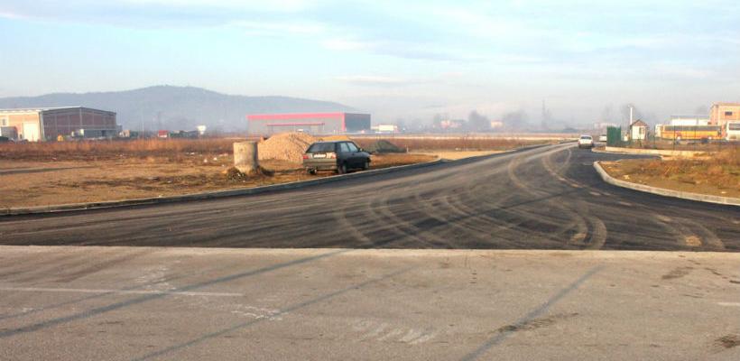 Kompanija Rial - šped asfaltira put u industrijskoj zoni Lukavac