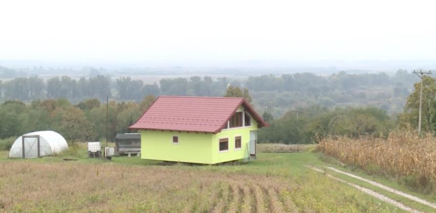 Da bi udovoljio supruzi: Vojin Kusić iz Srpca napravio kuću koja se rotira