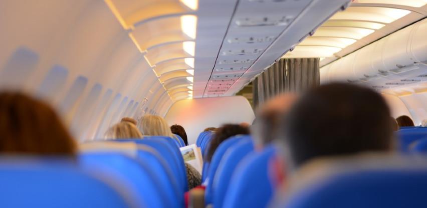 Zašto su sjedišta u avionu gotovo uvijek plave boje?
