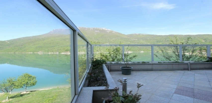 Metropola nekretnine: Prelijepa vila na Jablaničkom jezeru!