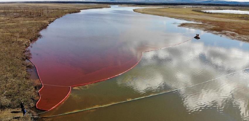 Pukao cjevovod u Rusiji, naftna mrlja pokrila 2.000 kvadratnih metara mora