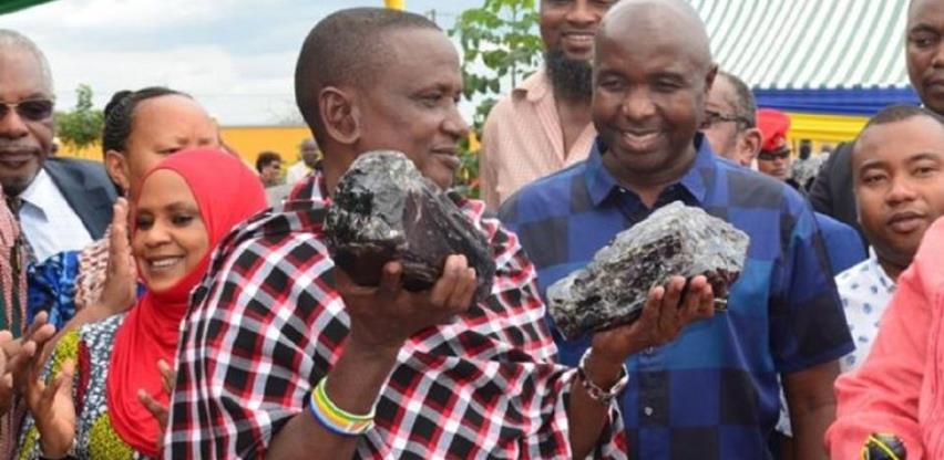 Afrički rudar pronašao tri najveća komada rijetkog minerala