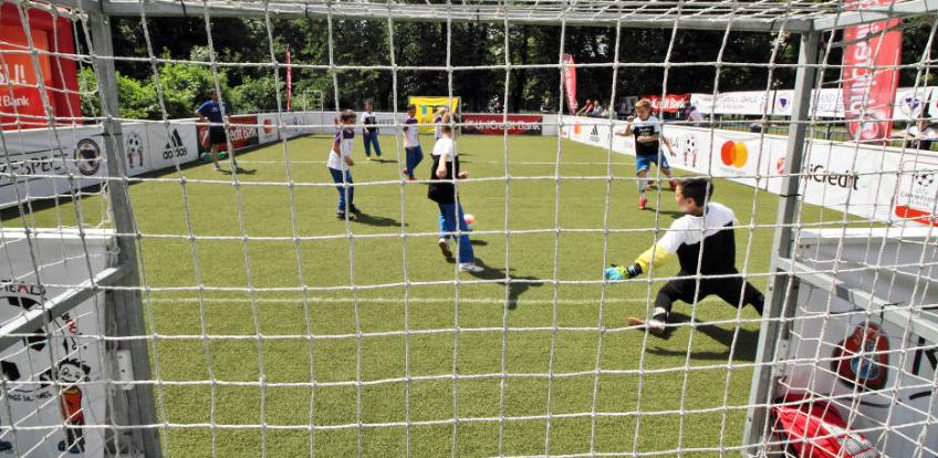 UniCredit Bank i Mastercard poklanjaju fudbalski teren djeci Tuzle