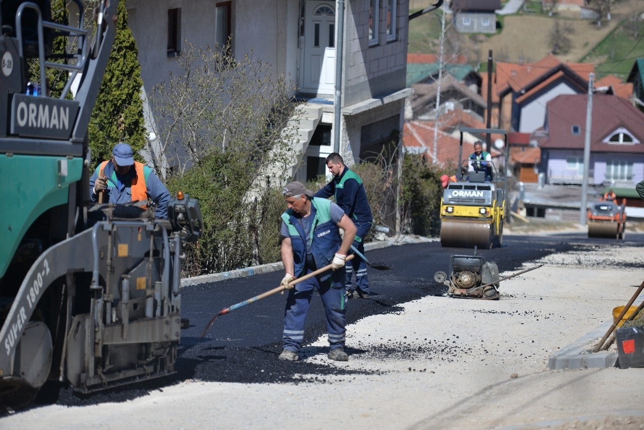 Završavaju se radovi na asfaltiranju ulice u naselju Zabrđe
