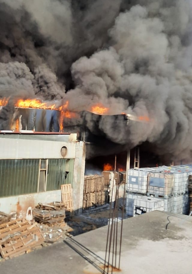 U krugu nekadašnje fabrike FAMOS u Hrasnici izbio veliki požar