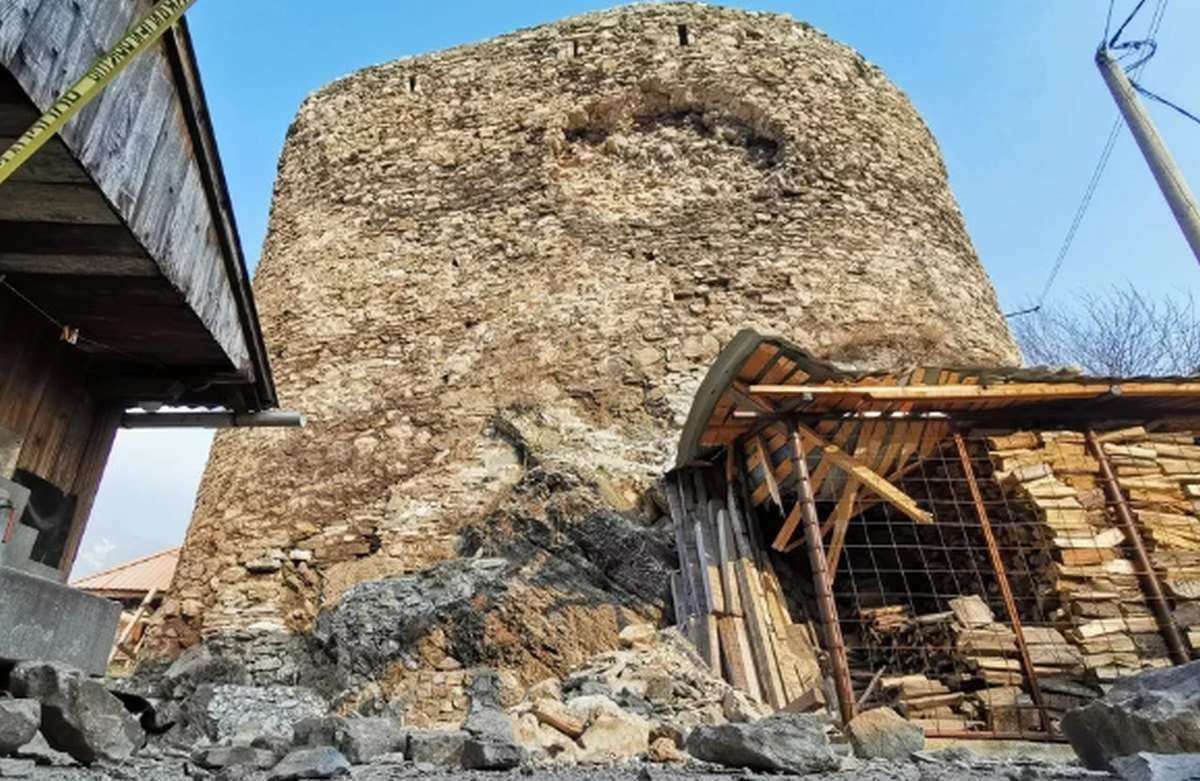 Saniran obrušeni dio na južnom bedemu tvrđave u Vranduku (Foto)