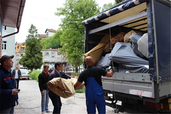 Donacija firme Bekto Precisa: 1400 lopata za Vareš