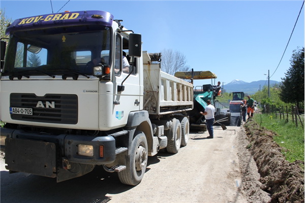 Bosanski Petrovac: Završava se asfaltiranje dionice puta u MZ Rašinovac