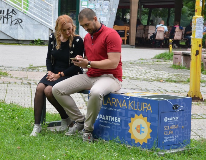 Partner MKF donirala solarnu klupu Tuzli