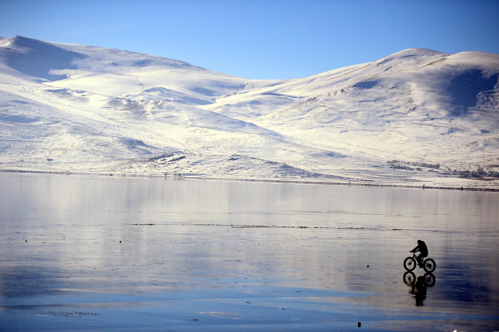 Vožnja biciklom po zaleđenom jezeru u Turskoj atrakcija za turiste
